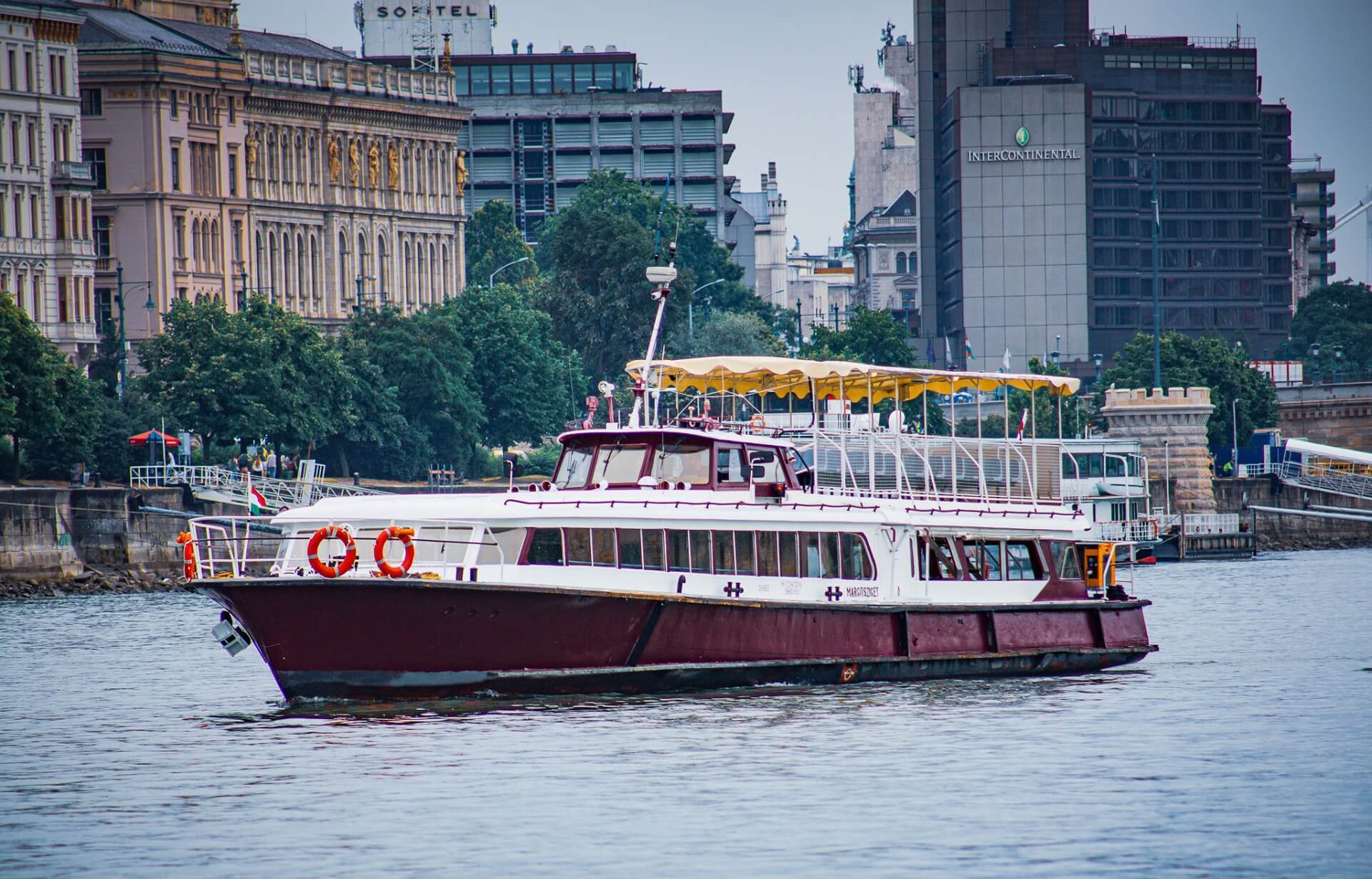 Crociera turistica notturna nel centro di Budapest