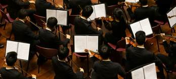 Cornelius Meister dirigiert Strauss, Dvořák und Brahms