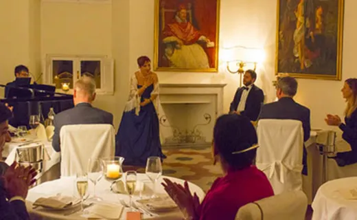 Cena de ópera: cena durante un interludio de ópera