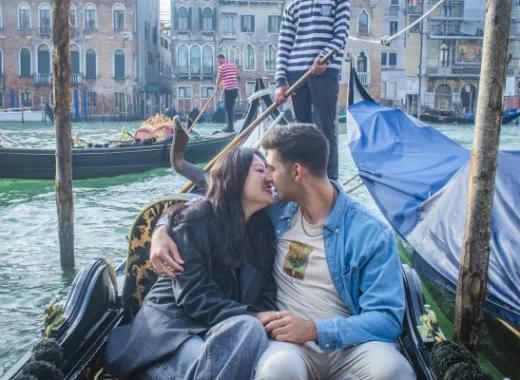 Tour romantico in gondola e cena per due