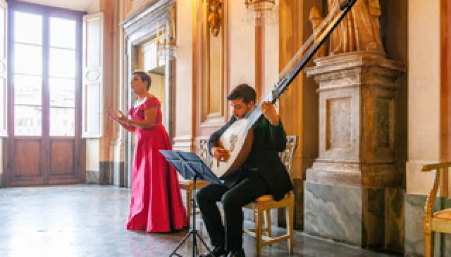 Siena, Intimate Opera Concert and Tour in Piazza del Campo