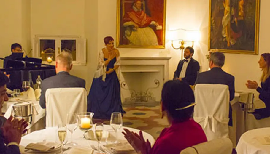 Cena de Ópera: Cena durante un interludio de ópera